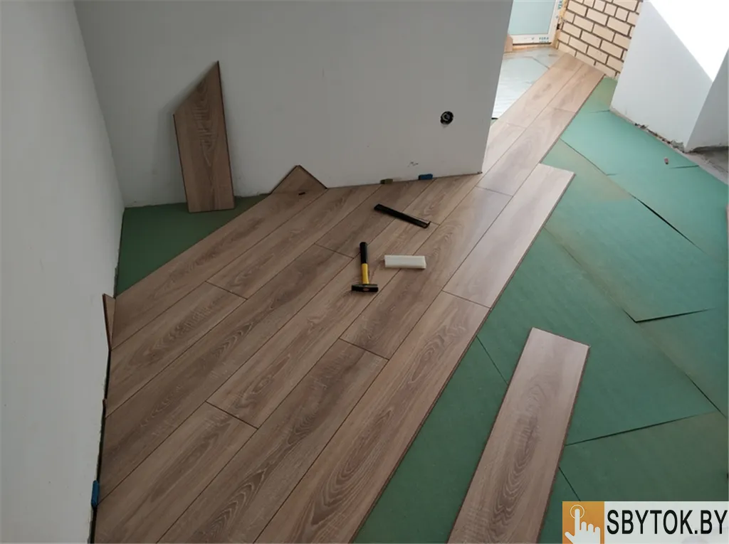 Укладка ламината, монтаж плинтусов