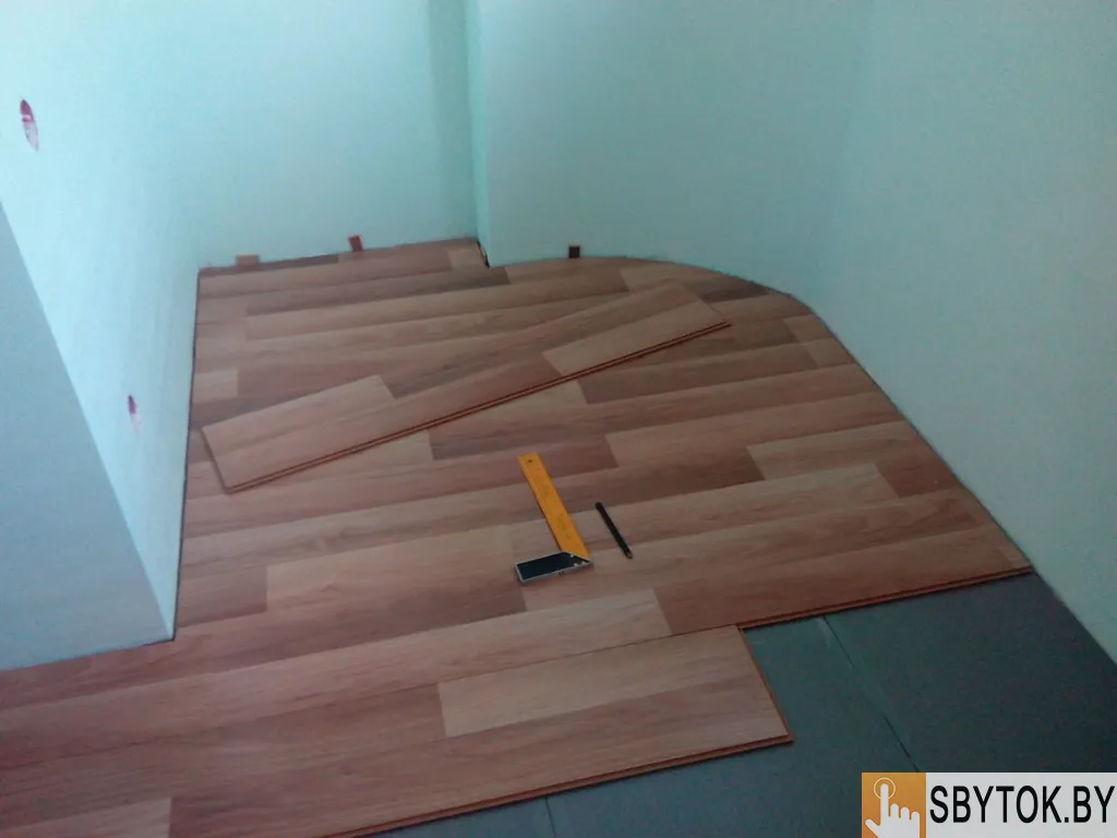 Укладка ламината, монтаж плинтусов